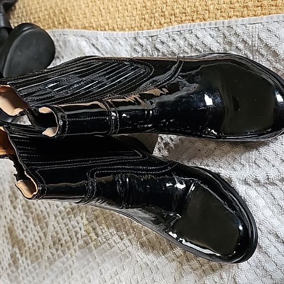 STUNNING BILL BLASS BIANCA PATENT LEATHER SLIP ON BOOTIES - Picture 10 of 12